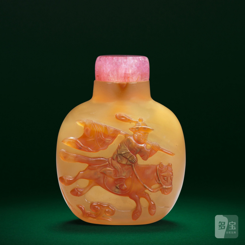 十八/十九世紀 瑪瑙巧雕躍馬擎旗圖鼻烟壺 | A CHALCEDONY AGATE 'BANNERMAN' SNUFF BOTTLE - 图3